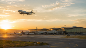Avion approchant un aéroport au coucher du soleil