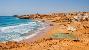 Plage turquoise et village côtier en Mauritanie