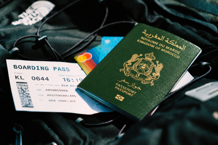 Passeport marocain et billet d'avion pour découvrir les pays sans visa pour les Marocains en 2026