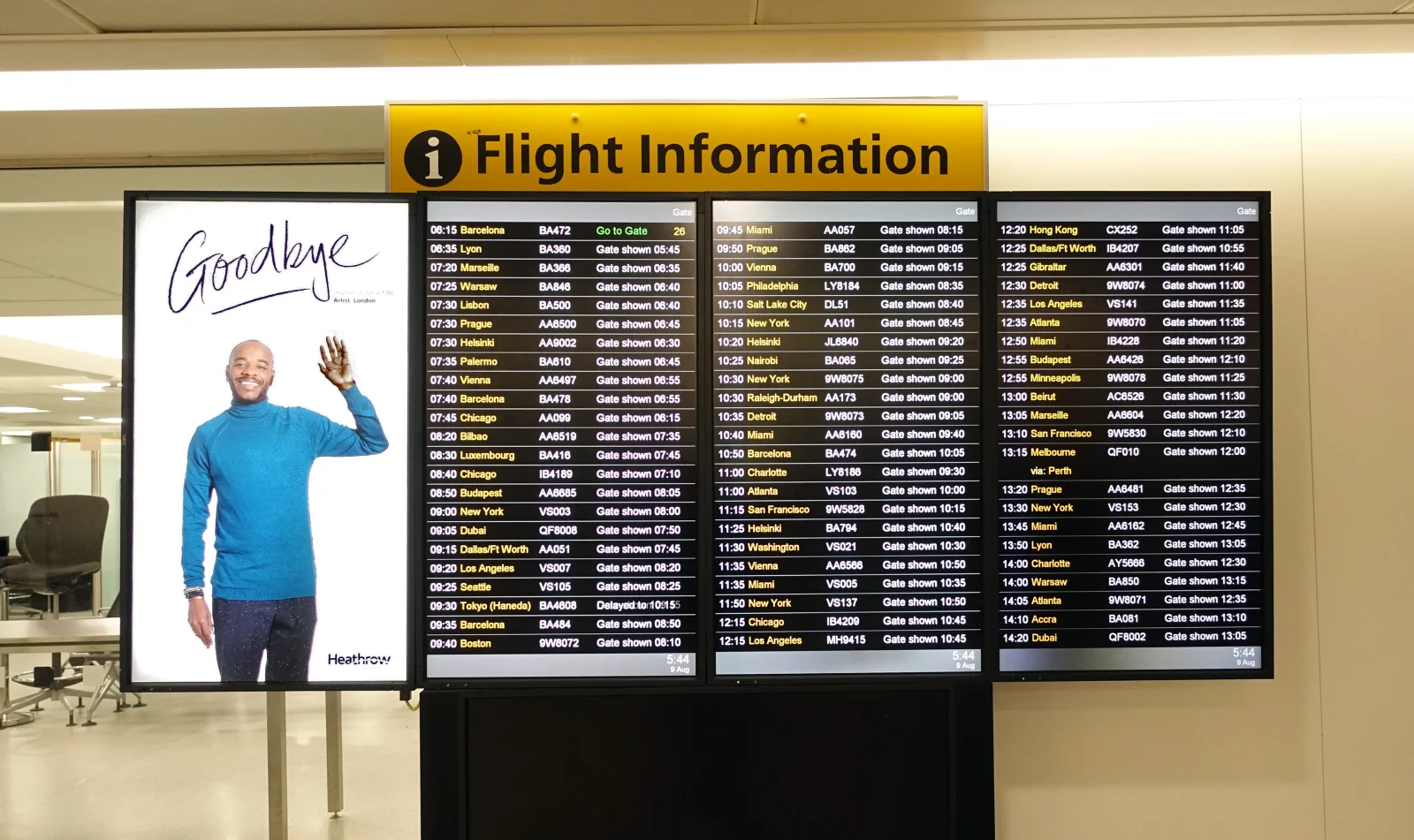 Tableau d’informations de vol dans un aéroport pour comparer les départs